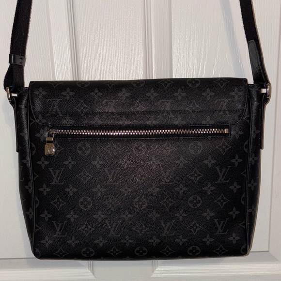 Louis Vuitton Black Monogram Messenger Bag - Picture 4 of 11
